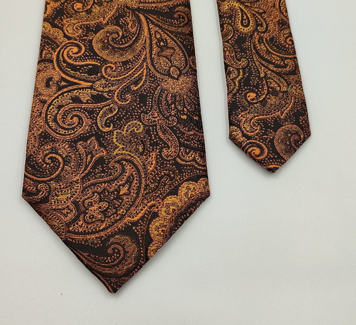 Gold Paisley Art. Silk Nectktie with Pocket Square